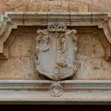 L�architrave del portale d�ingresso mostra inoltre un dettaglio interessante: uno scudo che rappresenta l�Illirico in estasi con angeli e in basso lo stemma dell�ordine francescano
